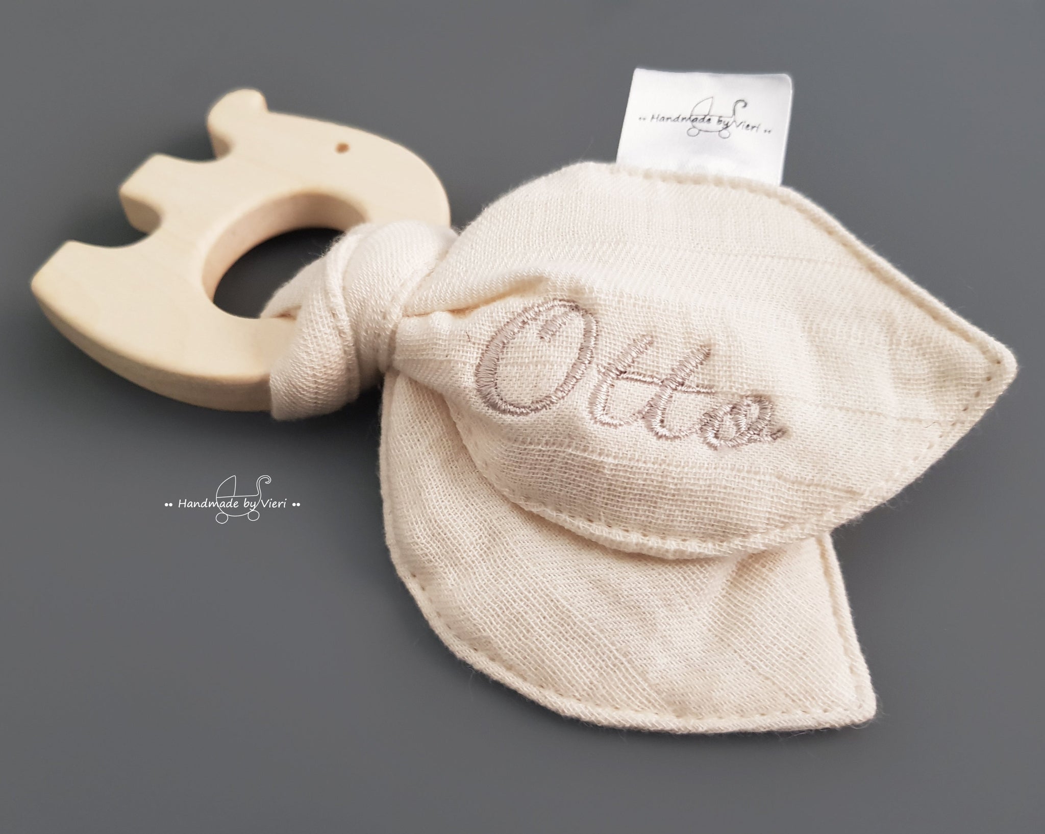 Babygeschenk- Greifling mit personalisierten Knisterohren in natur (beige)