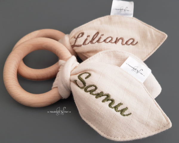 Babygeschenk- Greifling mit personalisierten Knisterohren in natur (beige)