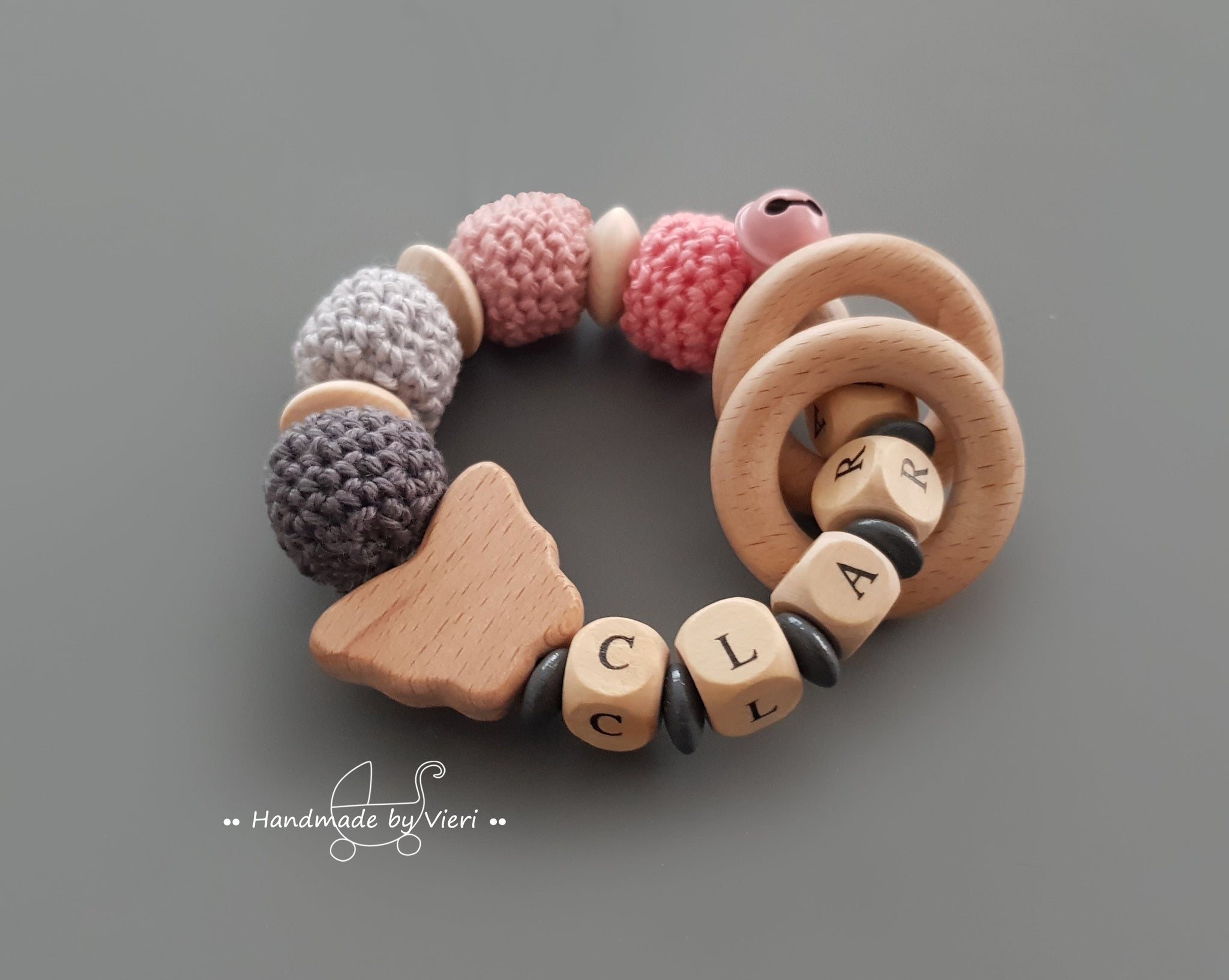Greifling mit Namen- Holzringe, Schmetterling - handmadebyvieri