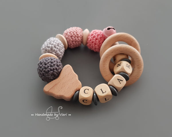 Greifling mit Namen- Holzringe, Schmetterling - handmadebyvieri