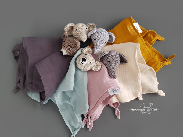 Personalisiertes Schmusetuch aus Bio Musselin - Bär in sand und senf - handmadebyvieri