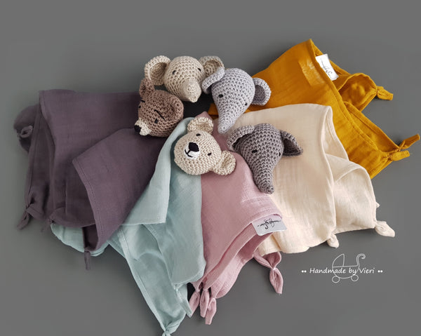 Personalisiertes Schmusetuch aus Bio Musselin - Elefant in sand und rabbit