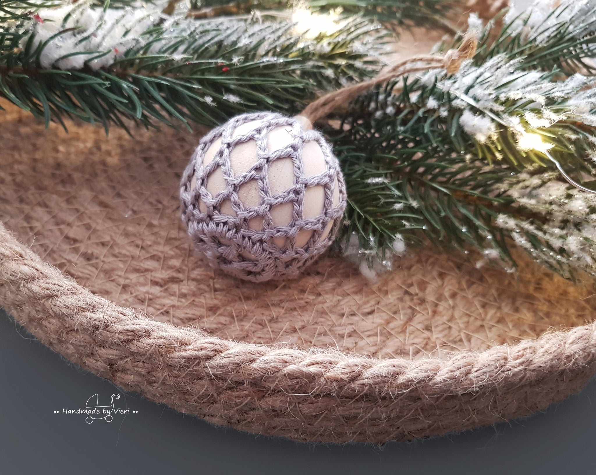 Handgemachte Weihnachtskugel aus Holz mit Geschenkschachtel- rund, stein