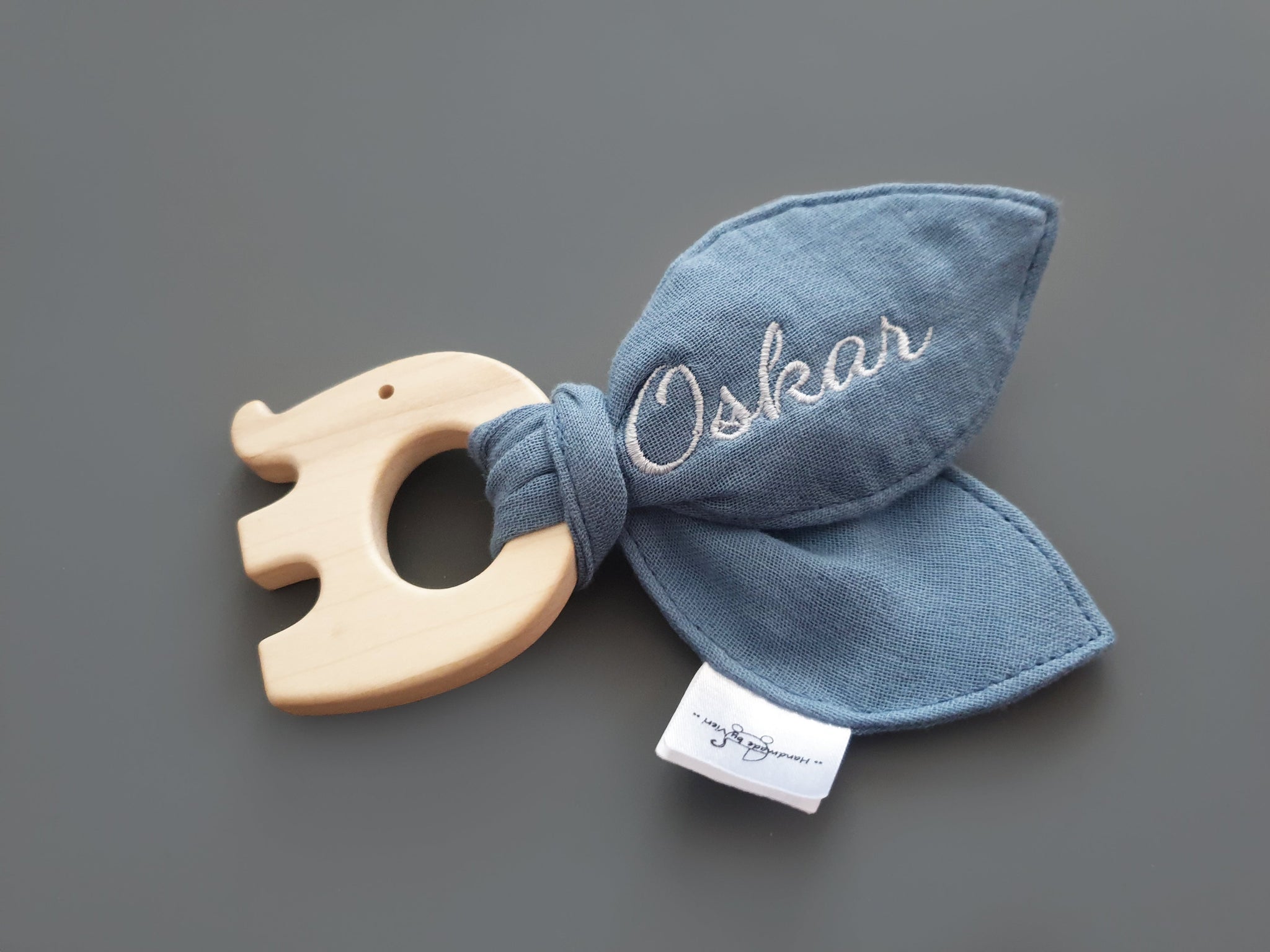 Baby Greifling mit Knisterohren mit Namen - bestickt, blue shadow