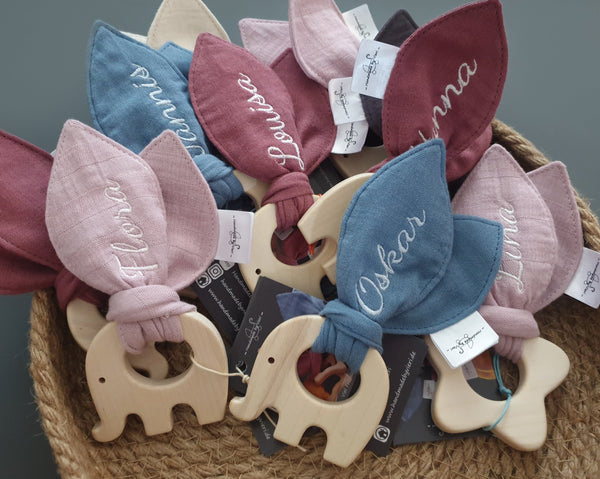 Baby Greifling mit Knisterohren mit Namen - bestickt, blue shadow